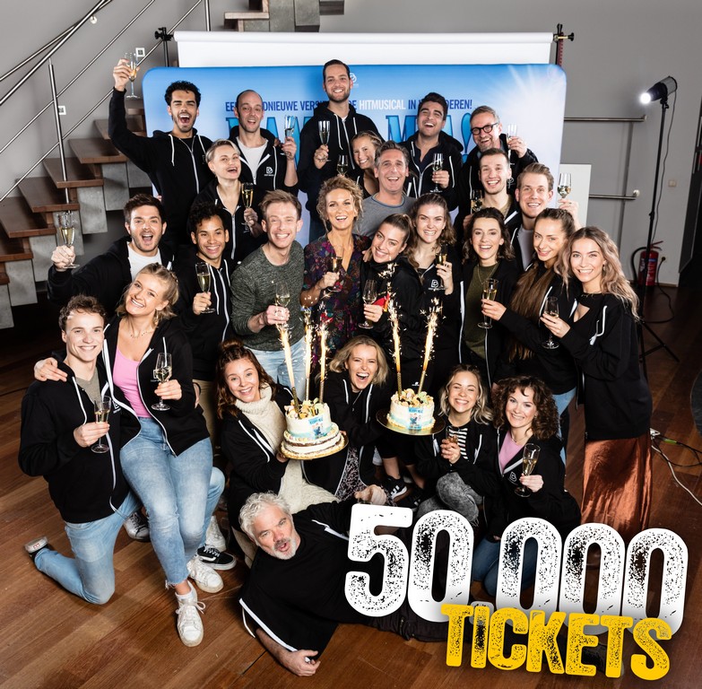 Vlaamse versie van MAMMA MIA! verkocht al 50.000 tickets! - Groepsfoto Mama mia 1