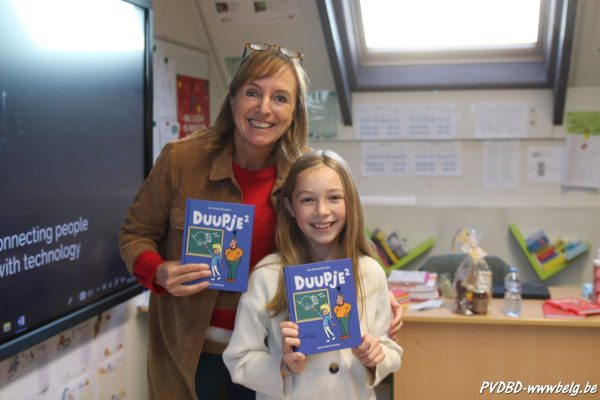 actrice An Swartenbroekx overhandigde de eerste editie van het tweede Duupje-boek aan leerlingen van het vijfde leerjaar