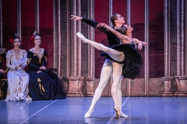 St. Petersburg Ballet Het Zwanen