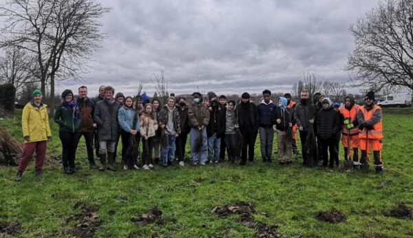 Leerlingen planten eerste bomen van levensbos in Erpe