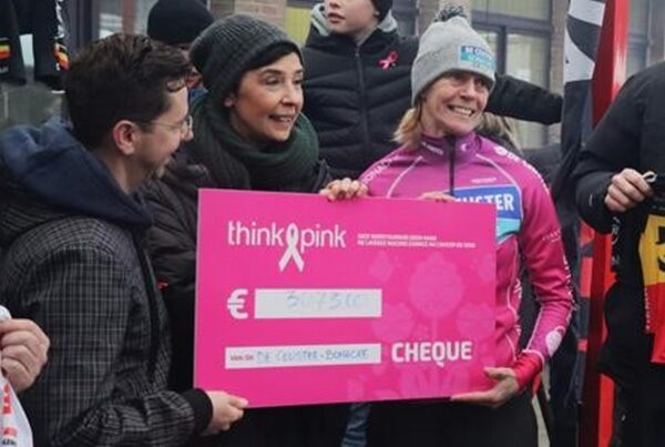 De Ceuster Bonache Cycling Team Ellen Van Loy met cheque