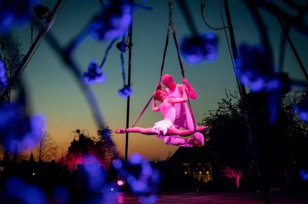 Bloesemfestival Lumineus artiesten acrobatie