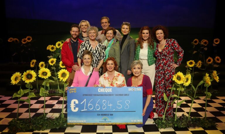 Verjaardagskalender Calender Girls cast met cheque