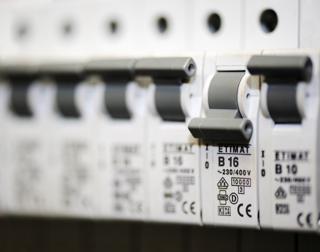 Elektriciteit in huis: een introductie tot de basisprincipes