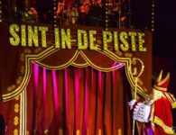 Sint In De Piste sint voor gordijn