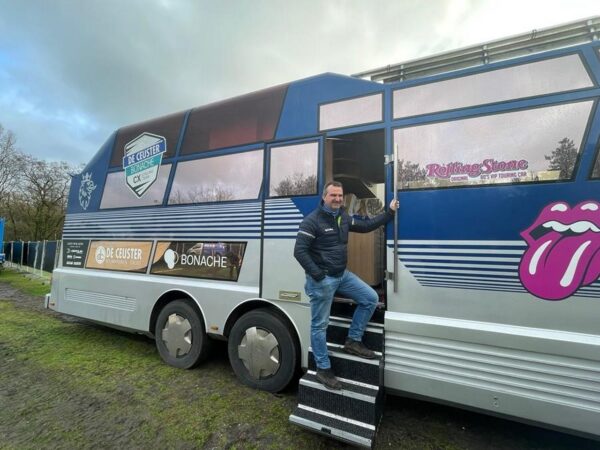 extra sponsoren voor De Ceuster Bonache-wielerteam - Davy De Ceuster bij de unieke Scania Scanflyer uit 1980