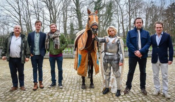 Lotte Stevens met paard en schrijvers en regisseur