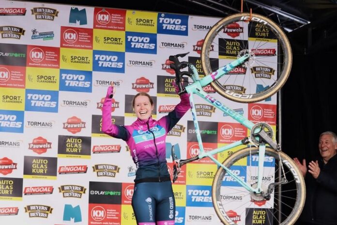 Suzanne Verhoeven hangt fiets aan haak