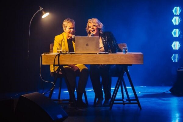 Margriet & Celien achter toetsenbord