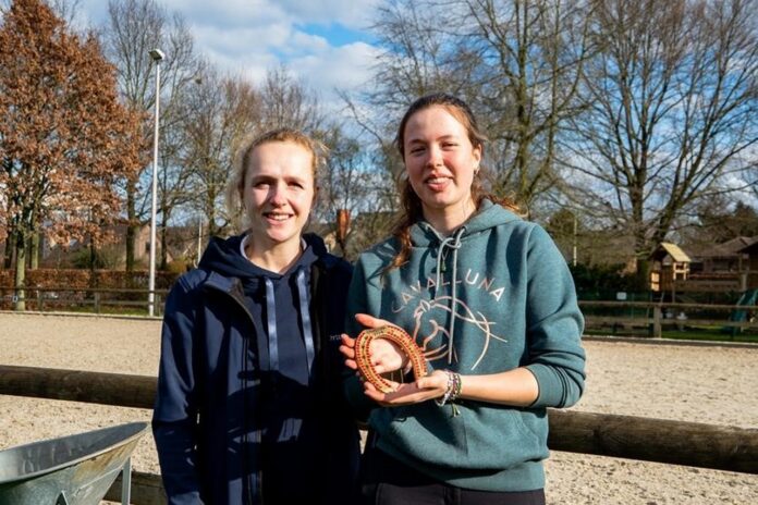 Mila Braeckman met gouden hoefijzer