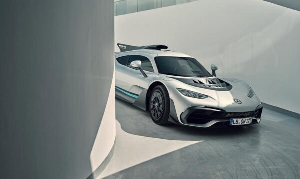 Project One mercedes in bocht