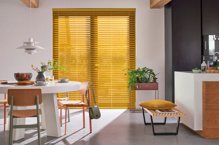 Creëer een minimalistische look met houten lamellen op maat