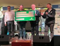 Grote Fiestfeest organisatoren met cheque