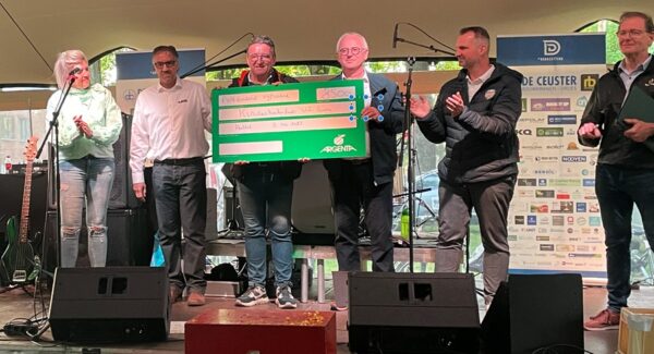 Grote Fiestfeest organisatoren met cheque