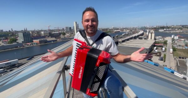 Johan Veugelers met accordeon en open armen op Sportpaleis