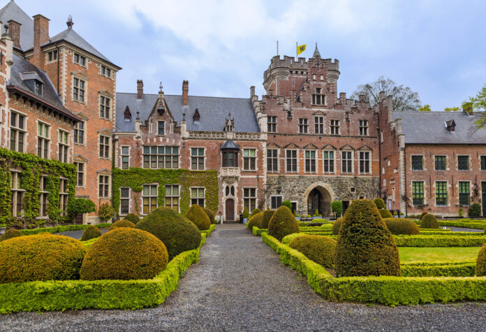 17 Vlamingen ontvangen hun persoonlijk wapenschild in het Kasteel van Gaasbeek