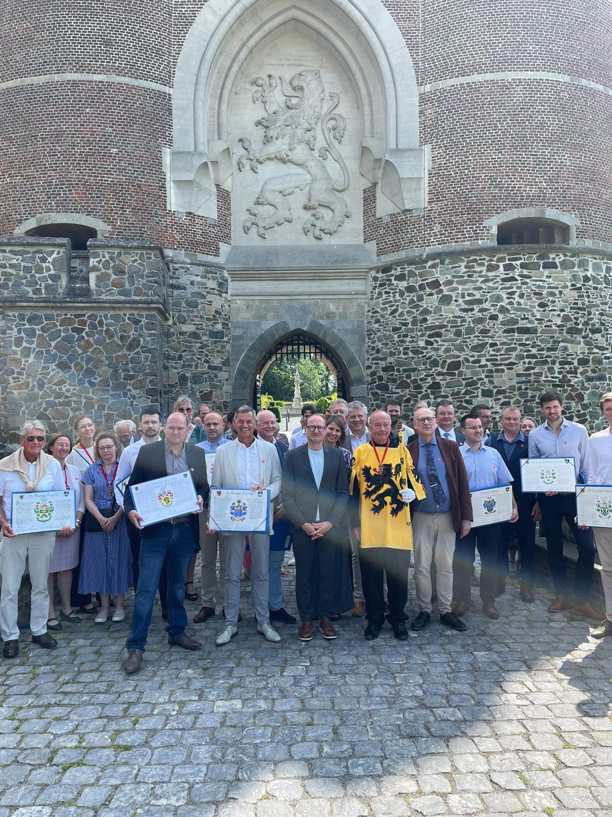 17 Vlamingen ontvangen persoonlijk wapenschild in het Kasteel van Gaasbeek 34 17 Vlamingen ontvangen persoonlijk wapenschild in het Kasteel van Gaasbeek