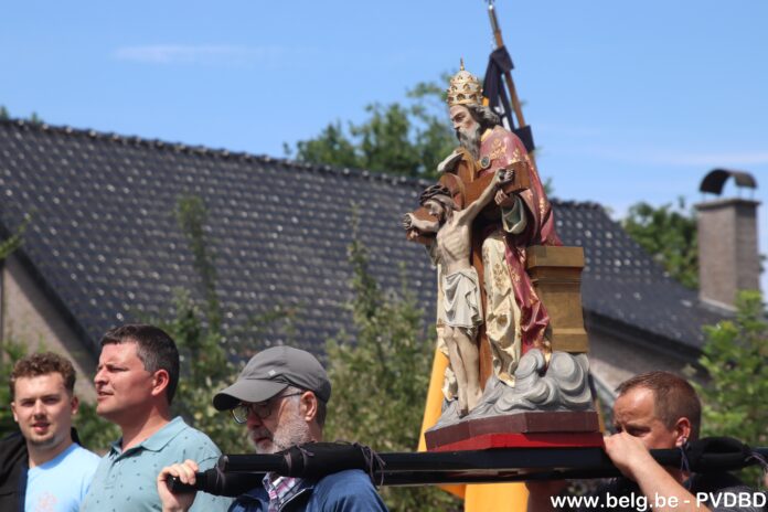 Heilige Drievuldigheidsprocessie heiligbeeld en dragers