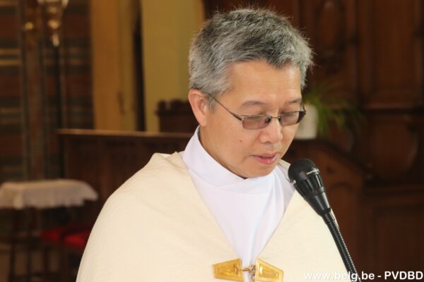 Heilige Drievuldigheidsprocessie priester
