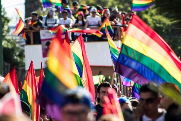 Proximus Antwerp Pride zwaaiende vlaggen