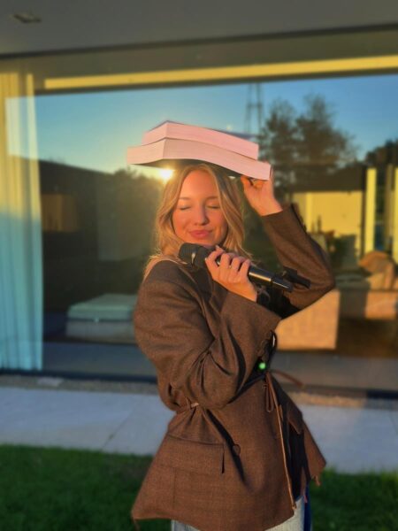 Zita met boeken op haar hoofd