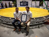 De grootste vlaai ter wereld Sébastien Trudelle (links) en Johan Nulens (rechts)