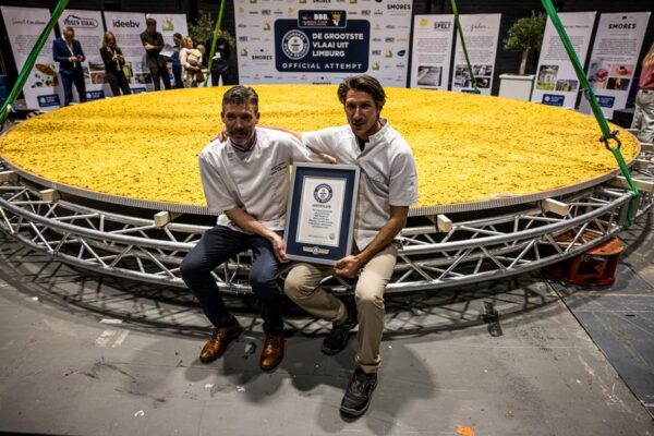 De grootste vlaai ter wereld Sébastien Trudelle (links) en Johan Nulens (rechts)