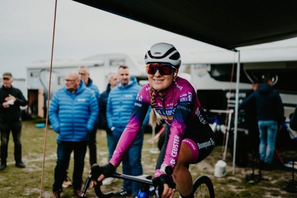 Tom de Kort (De Ceuster Bouwpunt): “Denise Betsema zou wel eens kunnen verrassen op de Koppenbergcross” - Denise Betsema onder zeil