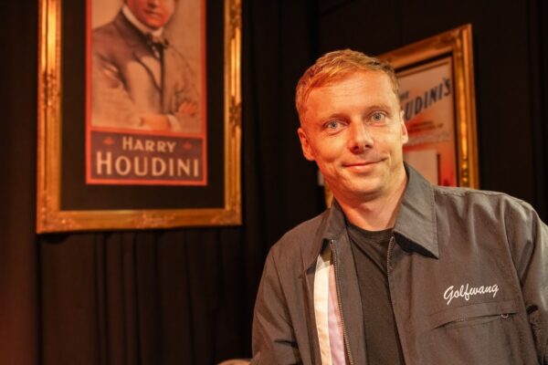 FAKE Nicholas Arnst bij kader Houdini
