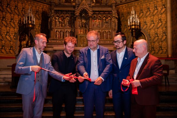 Onze-Lieve-Vrouw van Gratiekerk lint wordt geknipt
