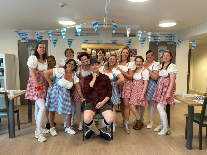 Quietas viert Duitslandweek personeel in Beierse klederdracht