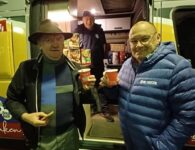 Roland Liboton en een medewerker Druivencross