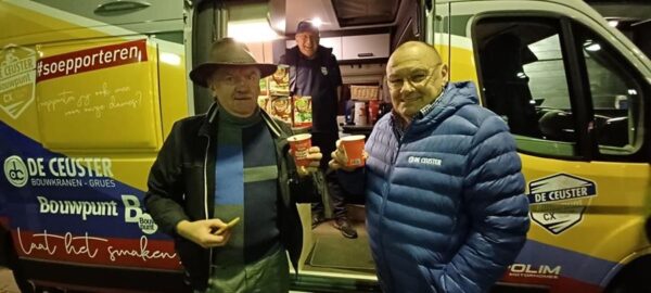 Roland Liboton deelt soep uit aan de parcoursbouwers van ‘zijn’ Overijse Druivencross 1 Roland Liboton en een medewerker Druivencross