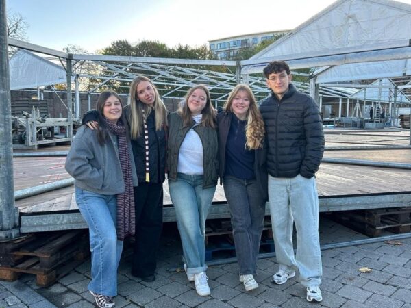 Singles gezocht voor hoogvliegende liefde - studenten Hogeschool PXL Hasselt bedenken unieke datingformule 1 Singles gezocht Winterland Hasselt 17e editie Morgane Mammolito, Lauren Thijs, Emma Swennen, Sita Weinhold, Flavio Catuara