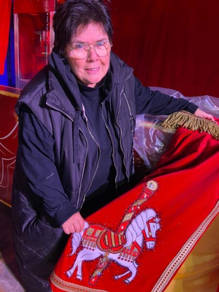 Disney-ontwerpster maakt nieuwe circusmantel voor de Sint van 'Sint in de Piste' 2 Disney ontwerpster Sint In De piste Dian van de Ven