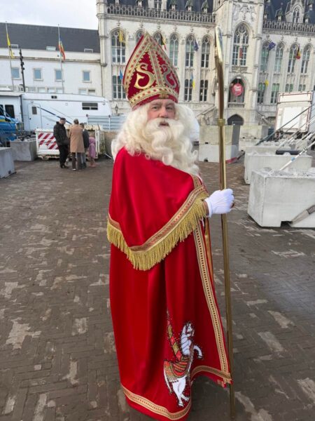 Disney-ontwerpster maakt nieuwe circusmantel voor de Sint van 'Sint in de Piste' 3 Disney zijkant mantel Sint In De Piste