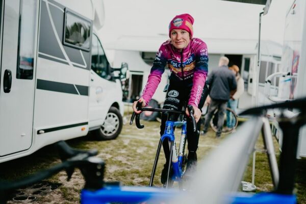 Jinse Peeters en Laura Verdonschot blikken vooruit naar het EK 1 Jinse Peeters op fiets
