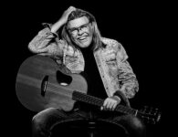 René Karst met gitaar zwart-wit