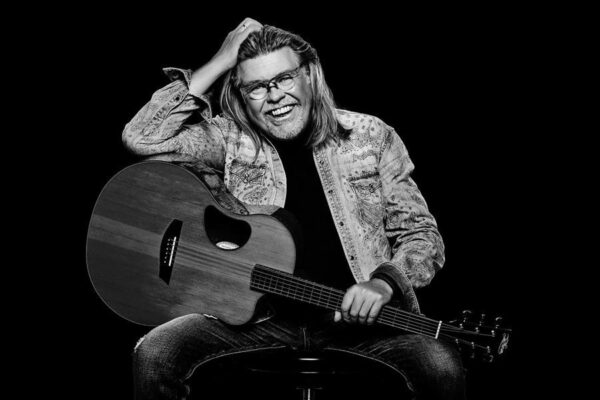 René Karst met gitaar zwart-wit