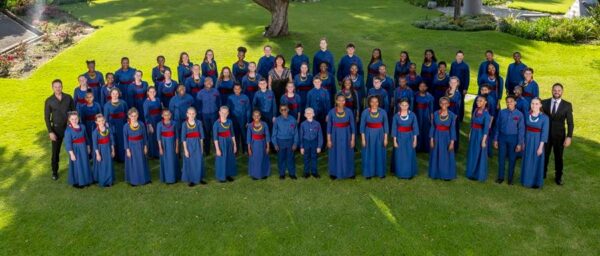 Belle Perez brengt 50-koppig Zuid-Afrikaans kinderkoor Bloemfontein mee naar Heist-op-den-Berg 2 Belle perez Kinderkoor Bloemenfontain in het gras