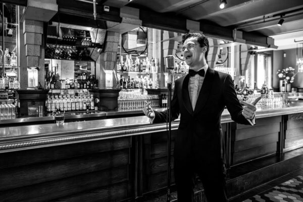 Dennis van Aarssen voor de toog