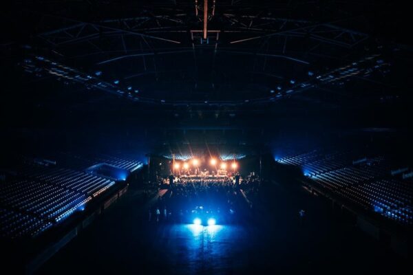 Guus Meeuwis in AFAS Dome vergezicht helemaal achteraan