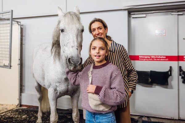 Lore en Stijn van Down The Road genoten van première CAVALLUNA - Hanne Decoutere met haar metekind