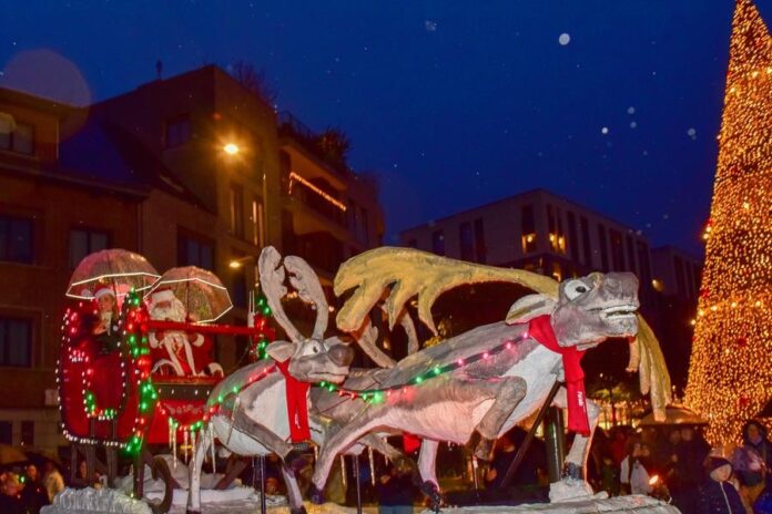Hasselt intocht Kerstman op praalwagen Hasselt intocht Kerstman op praalwagen