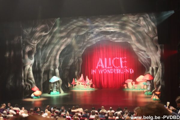 Alice In Wonderland Première in Antwerpen 1 Alice In Wonderland Scene