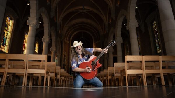 Johnny Trash doet gek! 1 Johnny Trash in kerk met guitaar