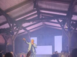 Lil’ Kleine zet de toon, Garry Hagger verrast op Ladies Night in de Tieltse Wünderbar Lil’ Kleine Garry hagger op podium Tielt