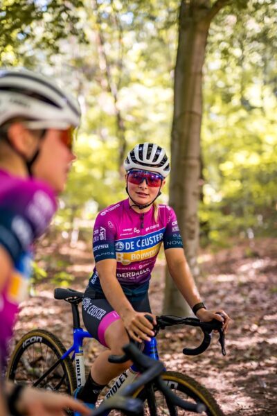 Lotte Baele in gesprek met collega