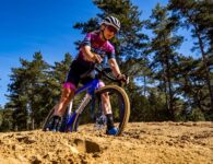 Lotte Baele van de fiets in het zand