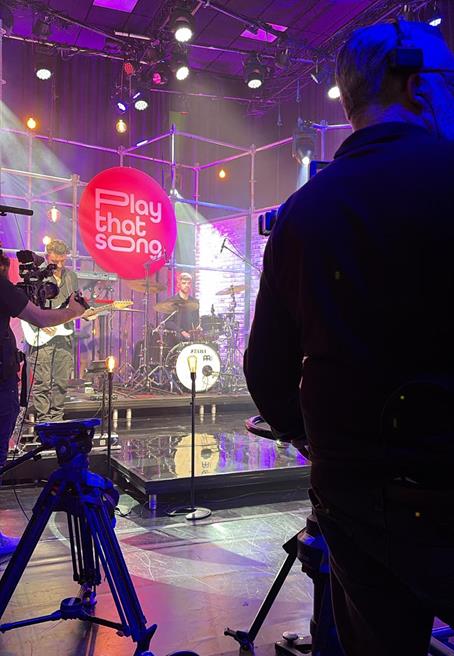 Play That Song studiobeeld